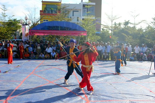 ទស្សនាការលេងចត្រង្គមនុស្សនៅដំបន់ដីក្បាច់គុណ Binh Dinh នាដើមនិទាឃៈរដូវ - ảnh 1